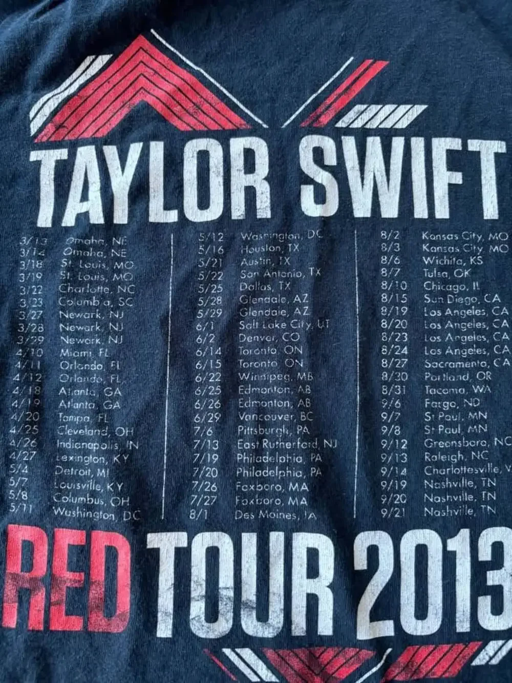 Official Taylor Swift RED Tour 2013 Concert T-Shirt - Black Gildan Size Youth Sm